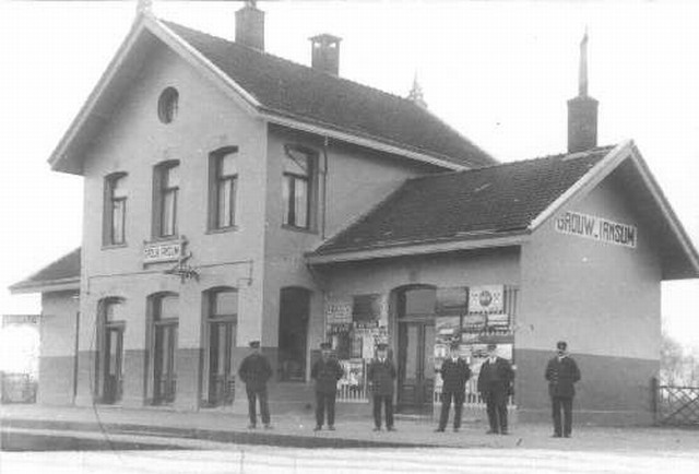 station Grou- Jirnsum Perronzijde met personeel. Prachtige foto van een prachtig gebouw. Waren er destijds maar liefst zes mensen actief op het station (getuige de foto), tegenwoordig moet je een extra heffing betalen als je aan het
